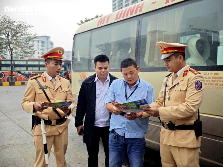 Tại Bến xe Mỹ Đình, lực lượng CSGT kiểm tra vi phạm của lái xe khách thông qua camera giám sát hành trình; đo nồng độ cồn, test nhanh ma túy đối với tài xế, đồng thời phát tờ rơi tuyên truyền cho các doanh nghiệp vận tải.