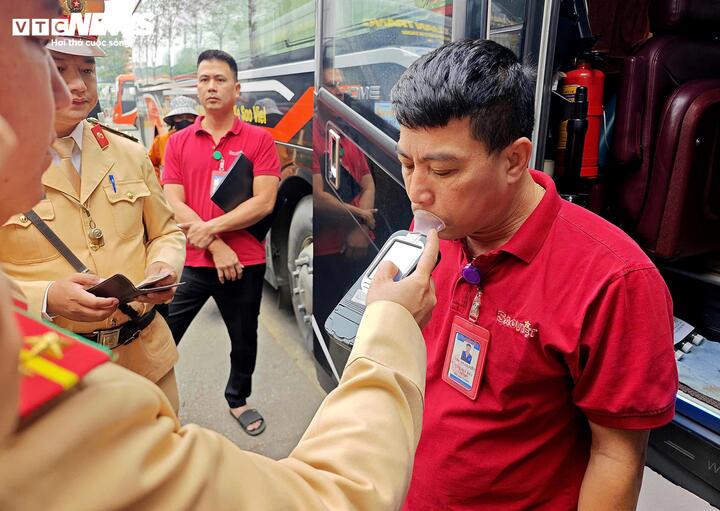 Loạt xe khách ngang nhiên dừng đón trả khách giữa đường Hà Nội - 12