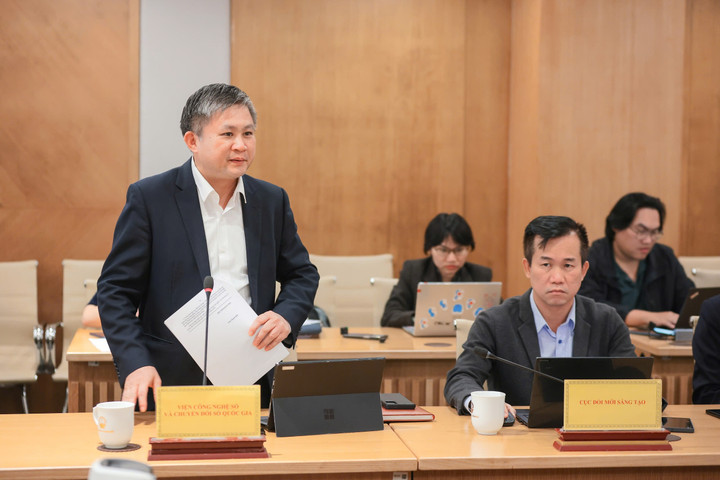 Ông Trần Văn Sơn - Phó Viện trưởng Viện Công nghệ số và Chuyển đổi số quốc gia - chia sẻ tại họp báo. (Ảnh: Bộ KH&CN)