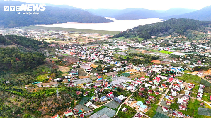 Những ngôi nhà mới được xây dựng ở nơi cao ráo, cách xa chân đập Đa Nhim.