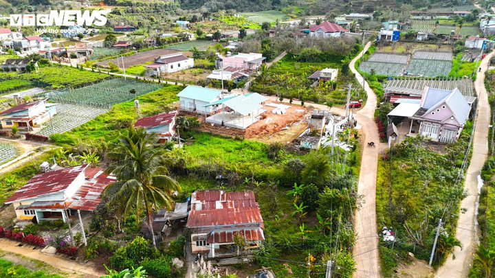 Những ngôi nhà mới mang theo nhiều hy vọng về cuộc sống mới tươi đẹp và hạnh phúc hơn cho người dân bị ngập lụt ở xã D'Ran.