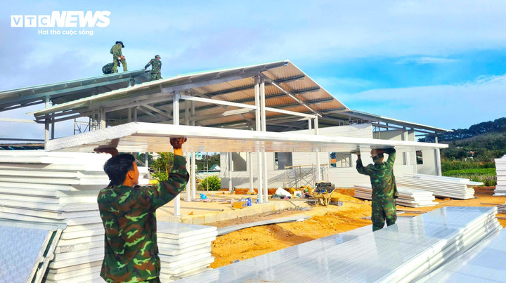 Các chiến sỹ hối hả làm việc ngày đêm giúp bà con nhanh chóng có nhà mới đón Tết Nguyên đán.