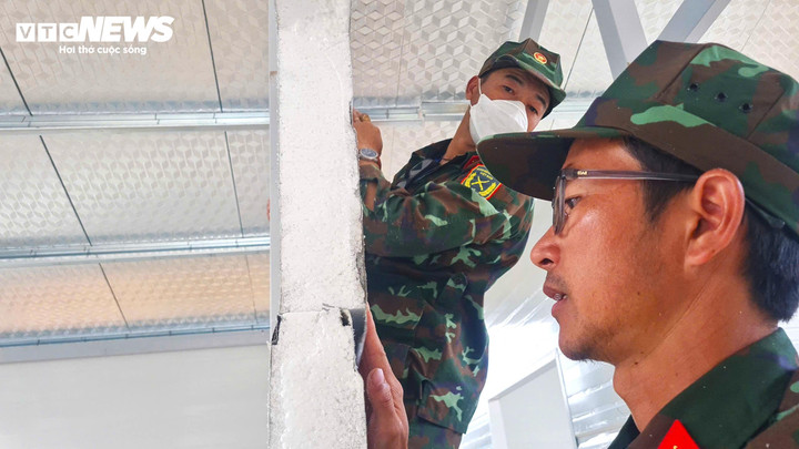 Vách tường có 1 lớp xốp dày 10 cm để cách nhiệt.