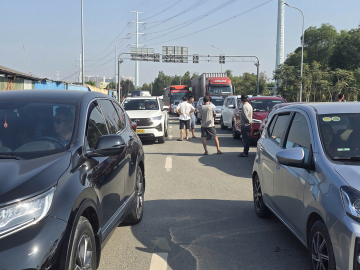 Ngày 1/1, lượng lớn phương tiện từ TP.HCM về quê đón Tết và đi du lịch đổ dồn về cửa ngõ phía Đông, khiến nhiều tuyến đường rơi vào cảnh đông đúc, xe cộ nối đuôi nhau kéo dài hàng cây số.