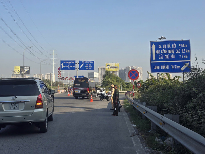 Trong khi đó, tại nút giao đường dẫn cao tốc TP.HCM - Long Thành - Dầu Giây - Võ Chí Công (vòng xoay Phú Hữu), lối lên cao tốc vẫn được mở cho ô tô di chuyển về Vũng Tàu, Phan Thiết… Tình hình giao thông tại khu vực này nhìn chung ổn định.