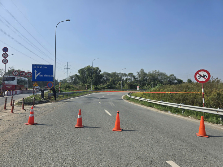 Mật độ phương tiện tăng đột biến khiến khu vực lối lên cao tốc TP.HCM - Long Thành - Dầu Giây thường xuyên quá tải. Có thời điểm, lực lượng CSGT phải tạm thời đóng lối lên cao tốc tại nút giao Võ Chí Công để phân luồng, điều tiết phương tiện theo từng đợt, giảm áp lực cho cửa ngõ phía Đông thành phố.