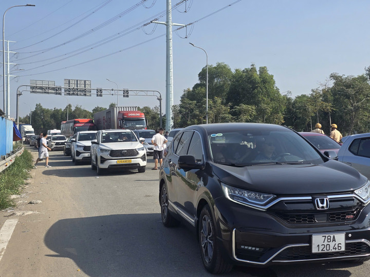 Nhiều thời điểm, dòng ô tô gần như đứng yên, kéo dài để chờ lên cao tốc.