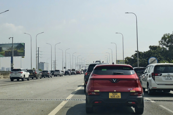 Trên đường Võ Chí Công (đoạn qua phường Phước Long), dòng xe ô tô xếp thành hàng dài, nhích từng chút một chờ lên cao tốc. Tuy nhiên, khi đã vào cao tốc TP.HCM - Long Thành - Dầu Giây, phương tiện có thể lưu thông tương đối bình thường.