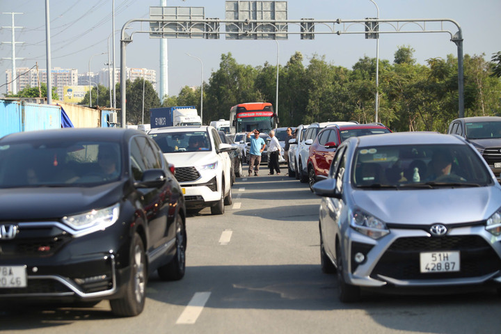 Đến gần 12h cùng ngày, các tuyến đường dẫn vào cao tốc như Mai Chí Thọ, Đồng Văn Cống, Lương Định Của… tiếp tục ghi nhận lưu lượng phương tiện tăng cao, di chuyển chậm.