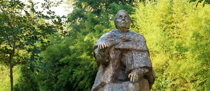 Tượng bà Baba Vanga.