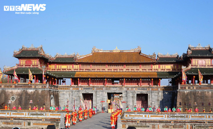 Lễ Ban Sóc (phát lịch) triều nguyễn được tái hiện qua hình thức sân khấu hóa trong ngày đầu năm mới 2026 tại Ngọ môn Đại nội Huế.