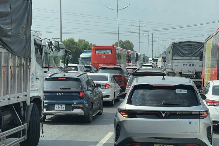 Theo người dân, tranh thủ kỳ nghỉ đầu năm, nhiều gia đình chọn xuất phát từ sáng sớm để về quê hoặc đi du lịch. Tuy nhiên, tình trạng ùn ứ khiến thời gian di chuyển kéo dài hơn ngày thường, có tài xế cho biết mất hơn 30 phút mới lên được cao tốc.