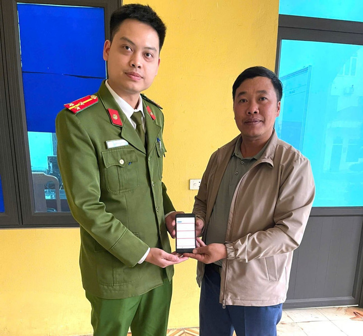 Anh Ngô Văn Huy thông tin lại với Công an xã Phát Diệm về việc mình đã nhận lại đầy đủ 700 triệu đồng do chuyển khoản nhầm.