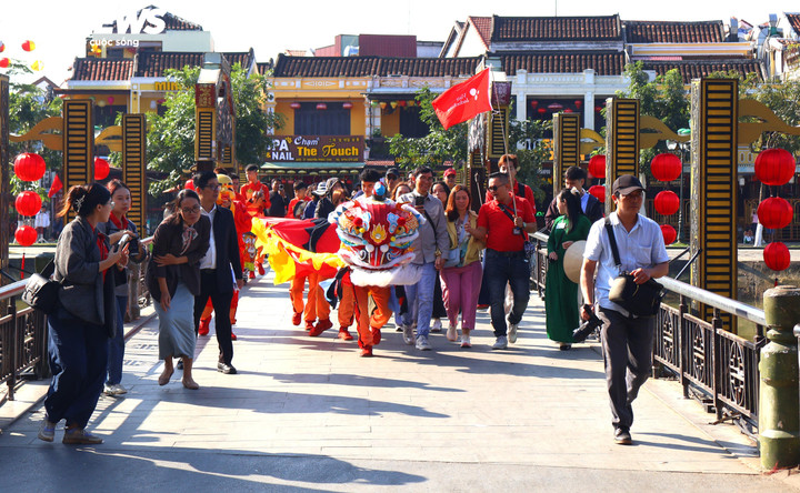 Sáng 1/1/2026, trong không khí rộn ràng, ấm áp của ngày đầu năm mới, Sở Văn hóa, Thể thao và Du lịch TP Đà Nẵng phối hợp cùng UBND phường Hội An tổ chức chương trình chào đón những vị khách đầu tiên tham quan Hội An năm 2026.