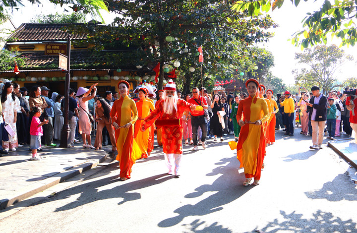 Xuất phát từ khu vực chợ đêm Hội An, đoàn rước sắc bùa đã dẫn lối đoàn du khách di chuyển qua cầu An Hội và tiến về khu vực vòng cung Chùa Cầu. Đoàn khách xông đất phố cổ Hội An năm nay gồm 29 người đến từ Philippines.