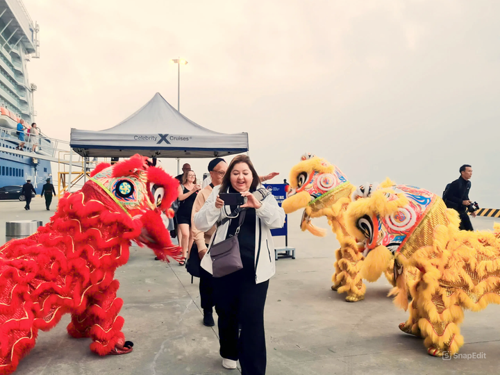 Du khách chụp ảnh lưu niệm tại cảng tàu khách quốc tế Hạ Long.