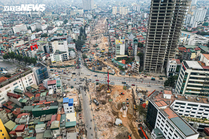Những ngày đầu năm mới, trong khi người dân bước vào kỳ nghỉ Tết Dương lịch 2026 thì trên tuyến phố Đê La Thành, không khí thi công vẫn diễn ra khẩn trương. Hoạt động phá dỡ, chỉnh trang nhà cửa để phục vụ dự án đường Vành đai 1 đoạn Hoàng Cầu - Voi Phục được triển khai liên tục, với sự tham gia của cả người dân và lực lượng thi công, nhằm sớm bàn giao mặt bằng theo kế hoạch của thành phố.
