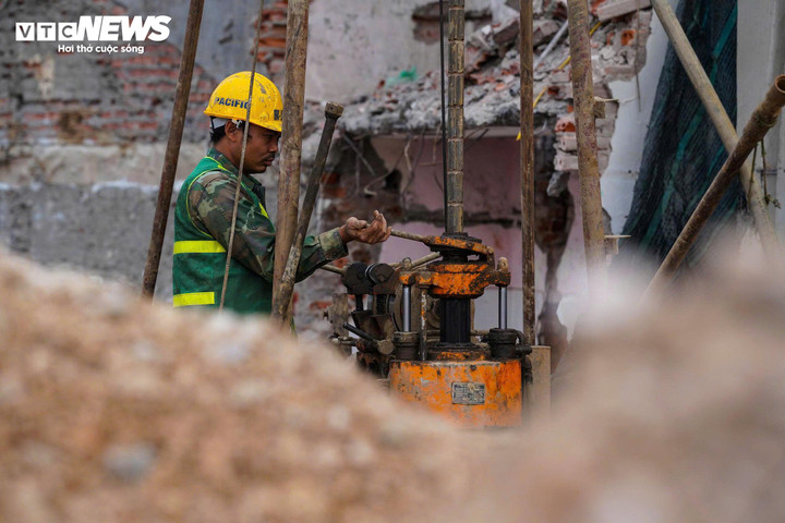 Theo anh Thuận, mỗi ngày anh cùng các đồng nghiệp làm việc khoảng 16 tiếng, chia thành nhiều ca: buổi sáng từ 7h đến 11h, buổi chiều từ 13h30 đến 17h30 và ca tối từ 20h đến khoảng 4h sáng hôm sau. Công việc chủ yếu là vận hành máy xúc thu dọn mặt bằng, dọn dẹp vật liệu sau tháo dỡ, tạo điều kiện thuận lợi cho các bước tiếp theo của dự án. “Làm việc nhiều giờ cũng vất vả, nhưng anh em xác định đây là công trình chung, cố gắng hoàn thành sớm để người dân đi lại thuận tiện hơn”, anh Thuận chia sẻ thêm.