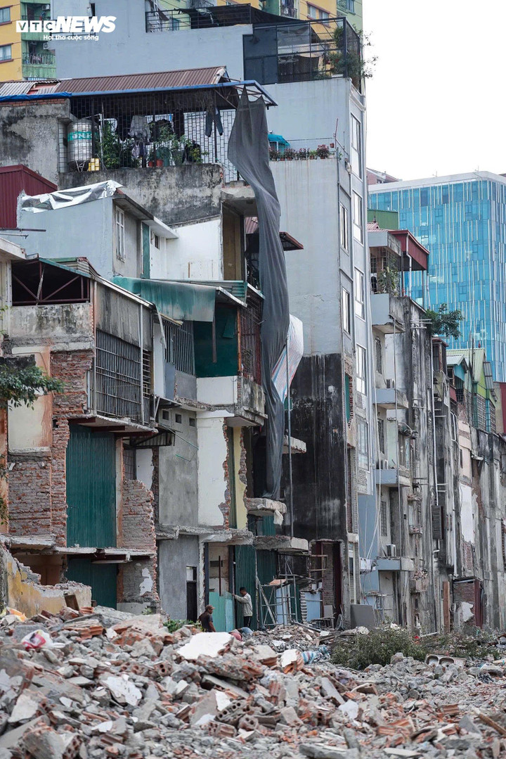 Dọc tuyến phố Đê La Thành, nhiều ngôi nhà sau khi đã cắt gọn theo chỉ giới giải phóng mặt bằng thì tiếp tục được sửa chữa, hoàn thiện lại kết cấu. Phần mặt tiền được thu hẹp, các hạng mục tường, cột, nền được gia cố để bảo đảm an toàn và phù hợp với không gian mới.