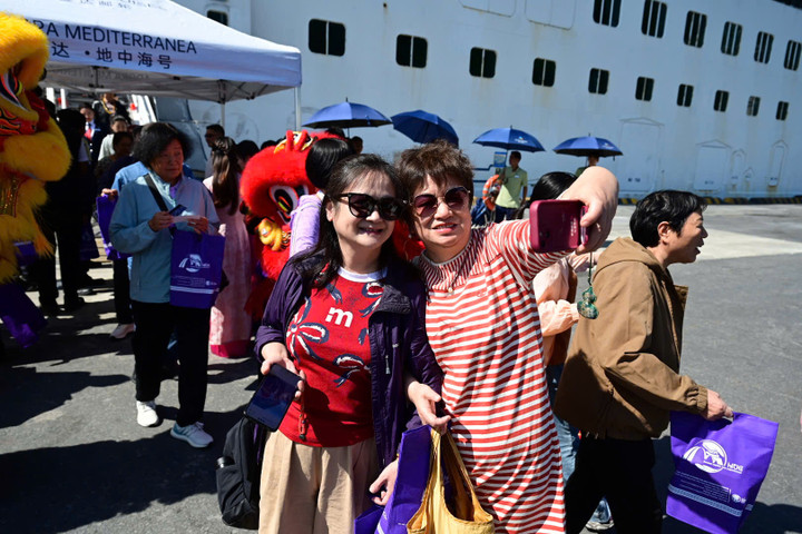 Hơn 1.000 khách (chủ yếu là người Trung Quốc) đi trên tàu Adora Mediterranea đăng ký tham gia du lịch tại Huế và Đà Nẵng