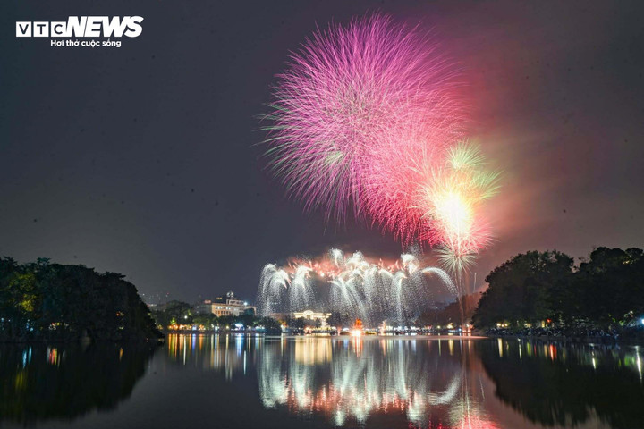 Khi kim đồng hồ điểm 23h45 ngày 31/12/2025, các điểm bắn pháo hoa ở Hà Nội đồng loạt khai hoả, sớm hơn so với mọi năm 15 phút.