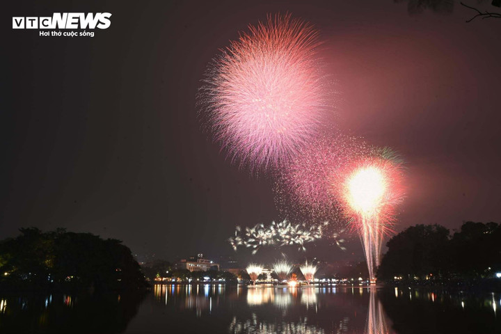 Tại khu vực phố đi bộ hồ Gươm (phường Hoàn Kiếm), những chùm pháo hoa liên tiếp được bắn lên, tạo nên khung cảnh lung linh trên bầu trời Hà Nội.
