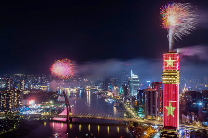 Saigon Marina IFC rực rỡ đêm pháo hoa với công nghệ ánh sáng hàng đầu thế giới - 1