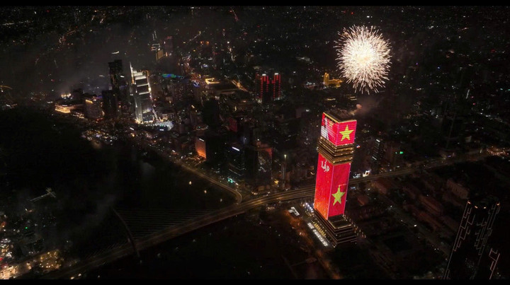 Saigon Marina IFC rực rỡ đêm pháo hoa với công nghệ ánh sáng hàng đầu thế giới - 2