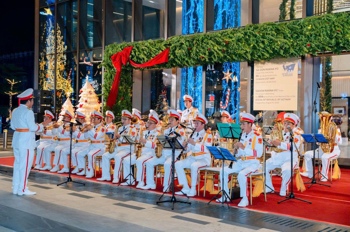 Saigon Marina IFC rực rỡ đêm pháo hoa với công nghệ ánh sáng hàng đầu thế giới - 3