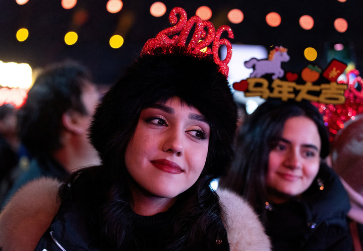 Người dân khắp thế giới đón ngày đầu năm mới trong rực rỡ ánh sáng.