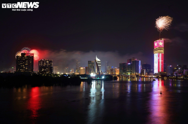 Khoảnh khắc đếm ngược và pháo hoa rực sáng chào năm mới 2026 - 16