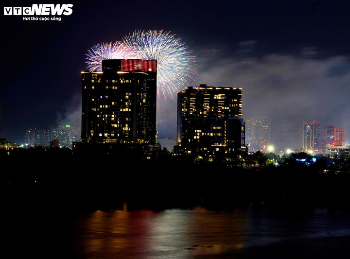 Khoảnh khắc đếm ngược và pháo hoa rực sáng chào năm mới 2026 - 17