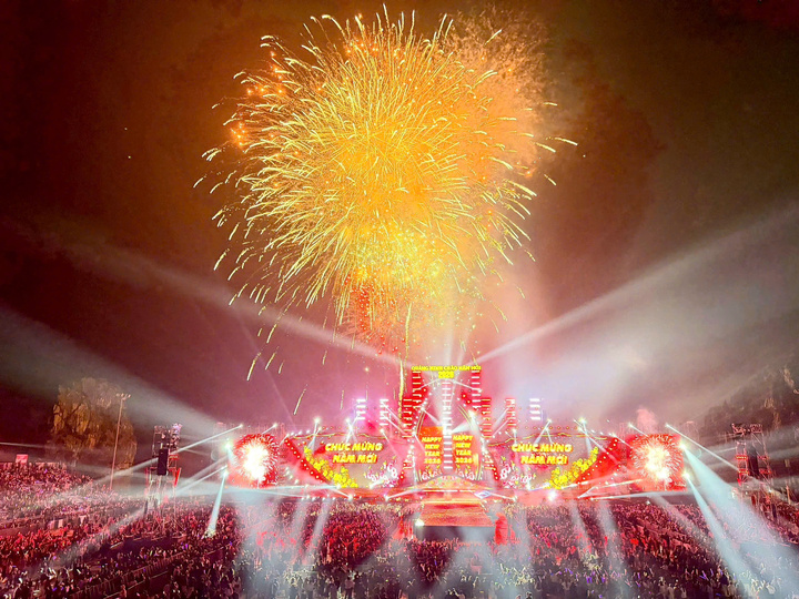 Pháo hoa rực sáng đúng thời khắc chuyển giao giữa năm cũ 2025 và năm mới 2026 tại Quảng Ninh.