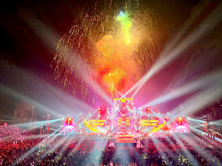 Hàng vạn người dân háo hức chiêm ngưỡng màn pháo hoa rực sáng bên bờ di sản Hạ Long.