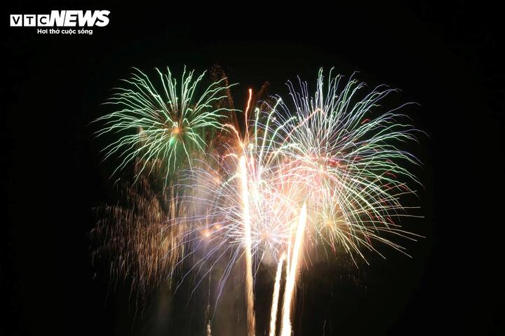 Pháo hoa trên bầu trời Quảng Trị. (Ảnh: Nguyễn Vương)