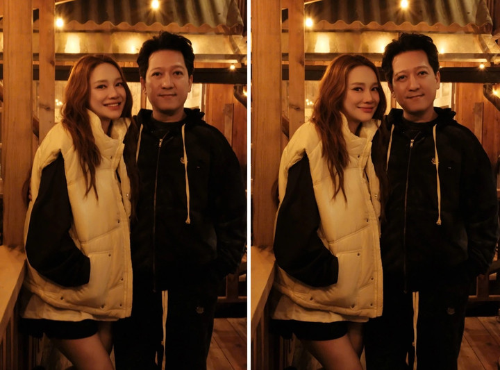 Dịp đầu năm, Trường Giang đăng tải những khoảnh khắc hạnh phúc bên Nhã Phương. Hai vợ chồng diện đồ đông, trong không gian ấm cúng. Trường Giang chia sẻ khi nhìn lại hành trình vừa qua, điều vợ chồng anh nhận được không phải ánh hào quang sân khấu hay những giải thưởng lấp lánh, mà chính là sự hiện diện ấm áp của mọi người trong từng khoảnh khắc vui buồn của cuộc đời.