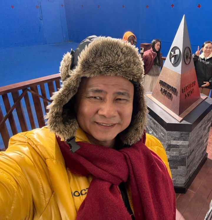 NSND Tự Long mở đầu năm mới bằng thông điệp đầy khí thế: "Chinh phục đỉnh cao, đoàn kết lan tỏa yêu thương; giữ sức khỏe dồi dào, chuyên môn cao, tinh thần thoải mái, đời sống ổn định". Anh nhấn mạnh tinh thần sẵn sàng nhận nhiệm vụ và tận hiến với nghề, gửi lời chúc mừng năm mới 2026 tới đồng nghiệp và khán giả.