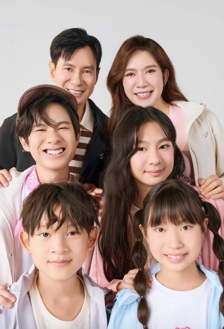 Gia đình Lý Hải - Minh Hà gửi lời chúc năm mới đến khán giả: "Mong mọi người một năm mạnh khoẻ, an lành và vạn sự như ý". Khoảnh khắc giản dị nhưng ấm áp của đại gia đình đông con tiếp tục tạo cảm giác gần gũi, đúng tinh thần “sum vầy là hạnh phúc” trong những ngày đầu 2026.