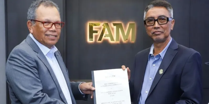 Cựu chánh án Raus Sharif (IIC) và Chủ tịch Liên đoàn Bóng đá Malaysia. (Nguồn: Stadium Astro)