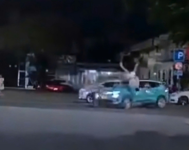 Khoảnh khắc 2 thanh niên đi xe máy lao như tên bắn tông thẳng vào taxi rồi ngã văng xuống đường được camera hành trình của một phương tiện khác ghi lại.