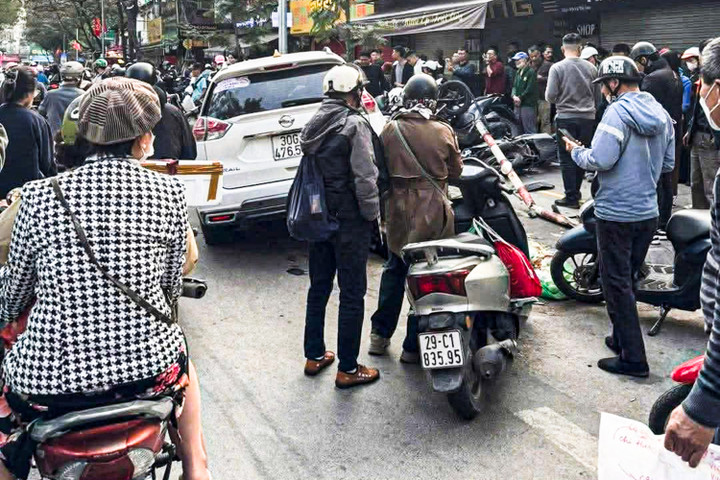 Người dân hiếu kỳ theo dõi vụ tai nạn khiến giao thông khu vực này bị ảnh hưởng. (Ảnh: Đinh Tuấn)