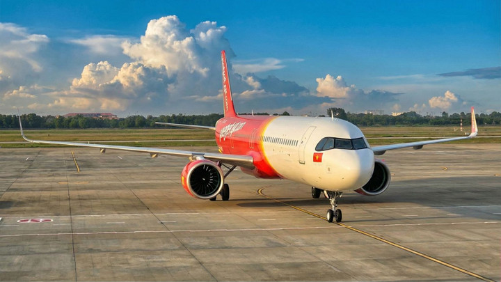 Máy bay của Vietjet về đến sân bay Tân Sơn Nhất.