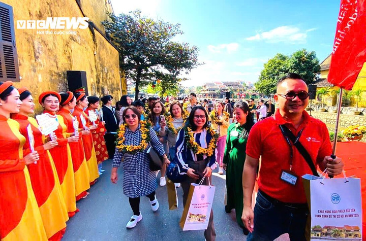 Được chào đón nồng nhiệt, những vị khách xông đất phố cổ nở nụ cười rạng rỡ.