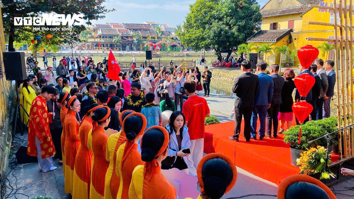 Rất đông người dân và du khách tập trung tại khu vực vòng cung Chùa Cầu để theo dõi sự kiện chào đón đoàn khách xông đất phố cổ Hội An.