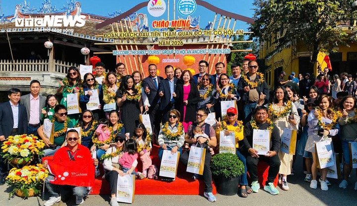 Đoàn du khách chụp ảnh lưu niệm cùng đại diện Sở Văn hóa, Thể thao và Du lịch cùng lãnh đạo UBND phường Hội An.