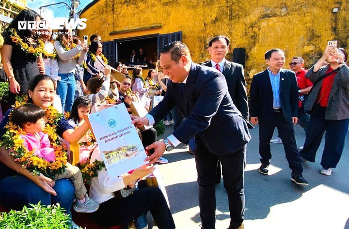 Việc chào đón đoàn khách đầu tiên tham quan Đô thị cổ Hội An trong ngày đầu năm mới đã trở thành một trong những hoạt động truyền thống mang ý nghĩa đặc biệt của địa phương. Qua từng năm, sự kiện không chỉ là lời chào năm mới trang trọng, là tín hiệu khởi đầu cho một năm sôi động với nhiều lễ hội, sự kiện văn hóa - du lịch hấp dẫn mà còn truyền đi thông điệp rằng Hội An luôn sẵn sàng chào đón những người bạn phương xa đến thưởng thức vẻ đẹp văn hóa, ẩm thực, lối sống bình dị và sự hiếu khách của nơi đây.