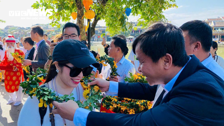 Khoảnh khắc đoàn khách đặt chân xuống phố trong tiếng chào mừng rộn rã và sự đón tiếp nồng hậu của lãnh đạo cùng người dân địa phương chính là cách mà Hội An gửi lời tri ân đến những “sứ giả văn hóa” cùng chung tay bảo tồn, gìn giữ và lan tỏa vẻ đẹp của di sản đến bạn bè năm châu.