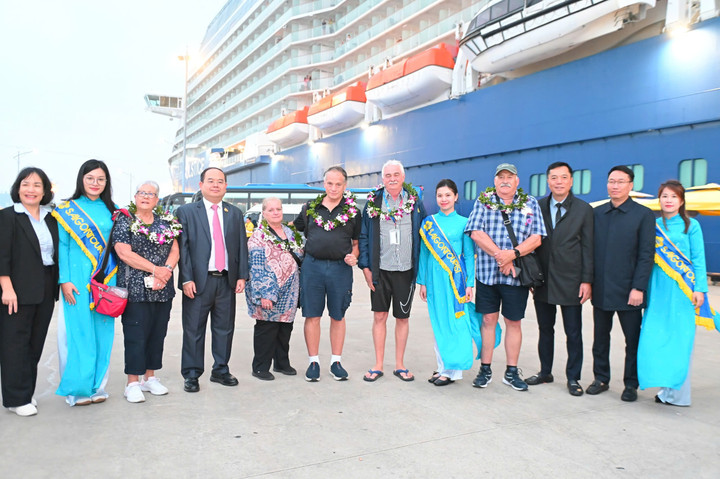 Bí thư Tỉnh ủy Quảng Ninh chụp ảnh lưu niệm cùng đoàn khách du lịch quốc tế đến tham quan Hạ Long ngày đầu năm mới 2026.