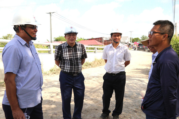 Chủ tịch HĐTV EVNSPC Lê Văn Trang (thứ 2 từ trái sang) và Phó Tổng giám đốc EVNSPC Bùi Quốc Hoan (áo trắng) đã có mặt tại công trường, nghe các nhà thầu báo cáo tiến độ thi công Đường dây 110kV Trần Đề - Trạm 220kV Sóc Trăng (TP Cần Thơ).