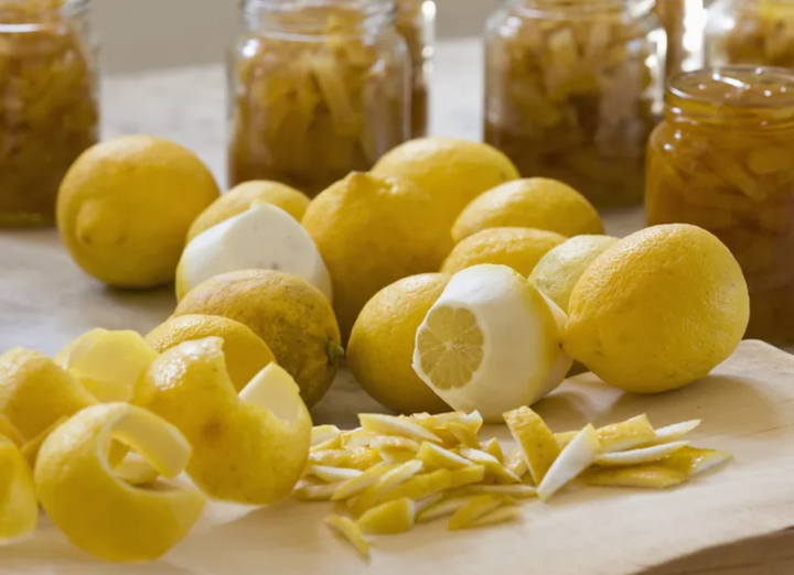 Loại bỏ vỏ chanh khi sử dụng là thói quen của hầu hết mọi người (Ảnh: Getty Images)